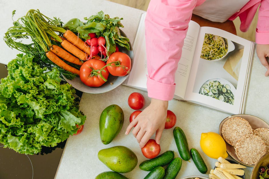 Kühlschrank mit Obst und Gemüse gefüllt